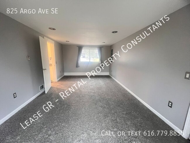 Building Photo - Two Bedroom Single Family Home - Forest Hi...