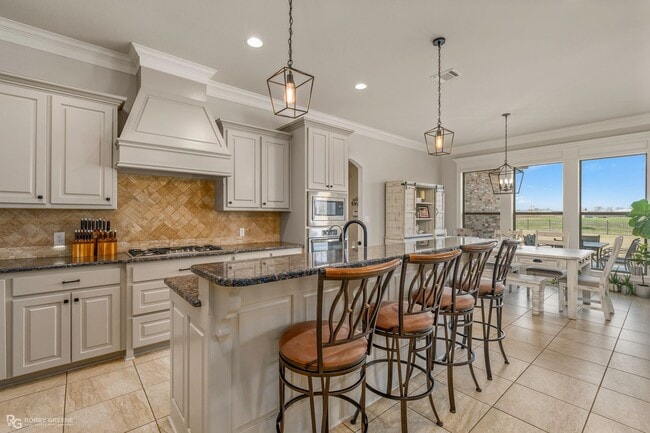 Building Photo - Beautiful 4 bedroom/4 Bathroom Home with a Peaceful Backyard