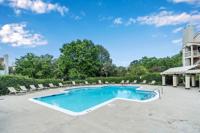 Building Photo - Rarely Available 2-Level, 2 Bed 2 Bath Upp...