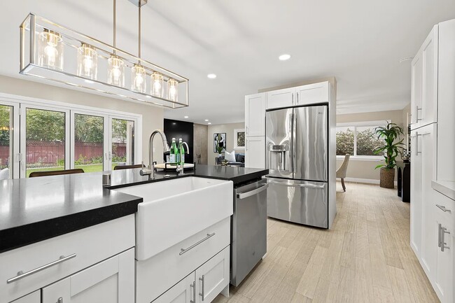 Building Photo - 875 Brittany Ln