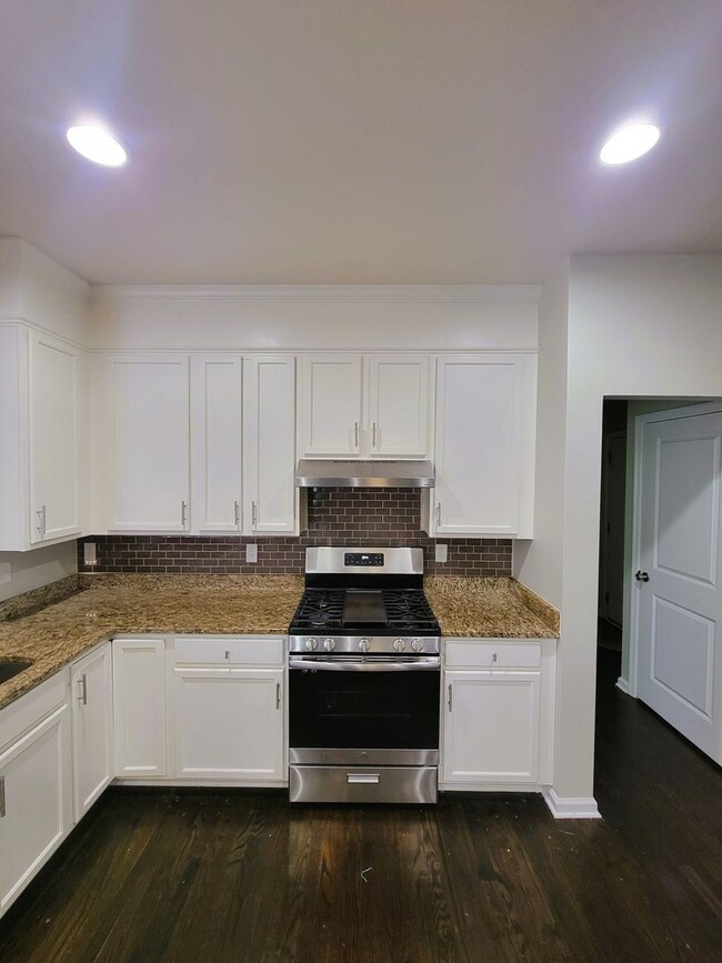 Building Photo - Large 2 story transitional in highly sough...