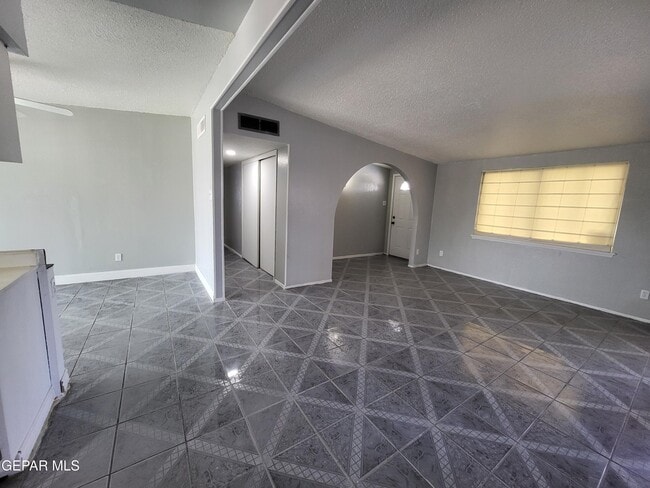 Building Photo - 302 Limonite Cir