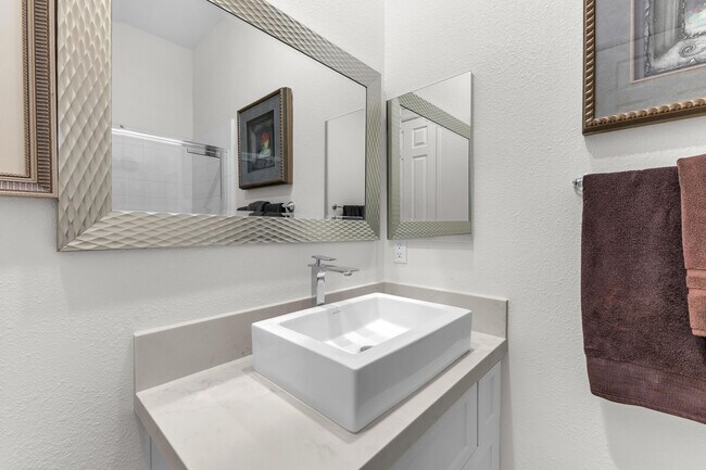 Building Photo - 35 Calle La Reina