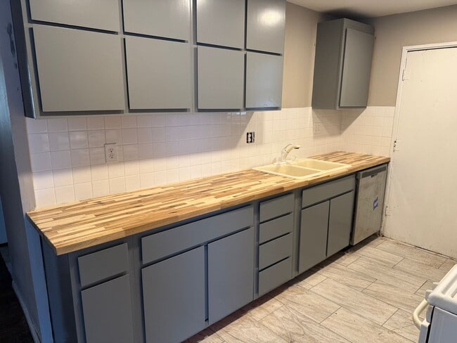 Building Photo - Newly updated 3-bedroom, 2-bath home - Open To Section 8