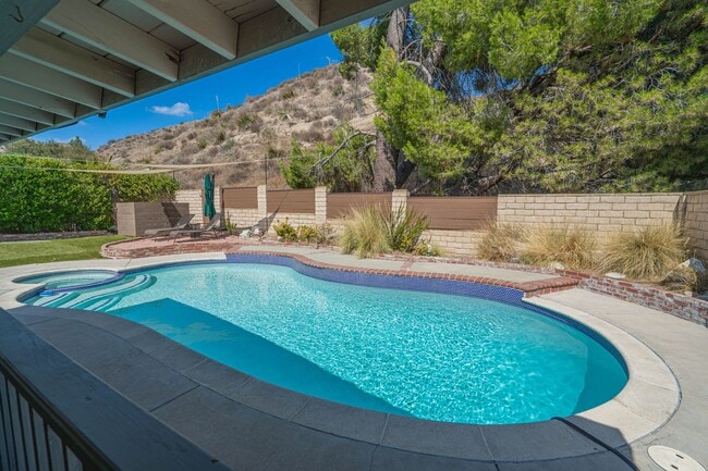 Building Photo - 3-Bedroom Single-Story Home with Private P...