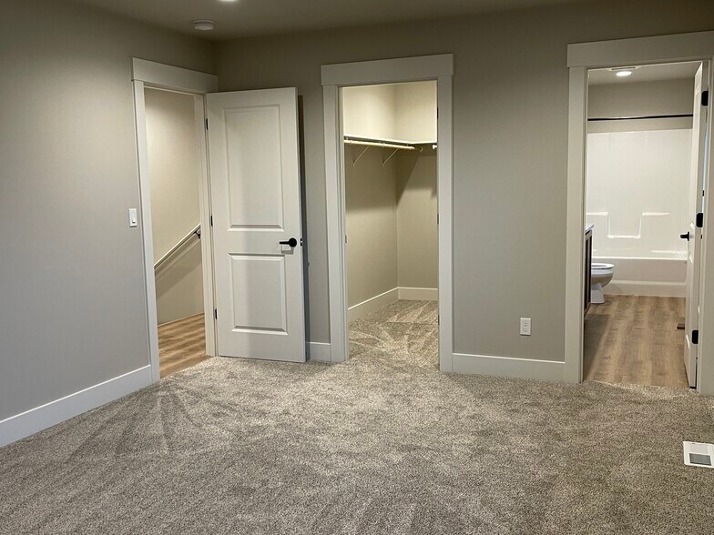 Building Photo - 412 W 1st St