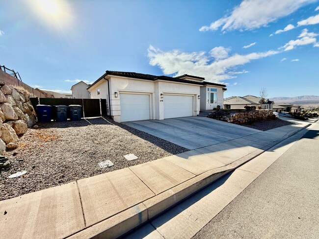 Building Photo - Lovely Three Bedroom Home with RV parking in Shooting Star - Washington Fields