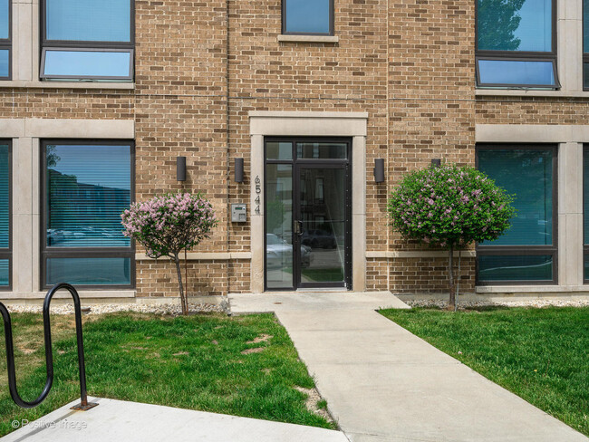 Building Photo - 2150 N Neenah Ave