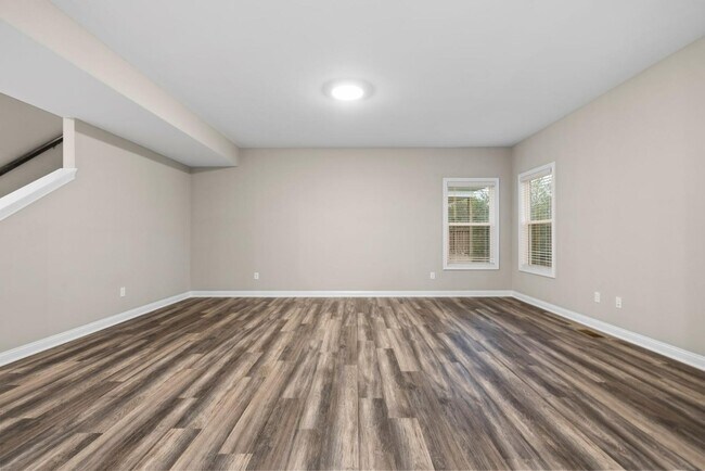 Building Photo - 677 Shaker Dr