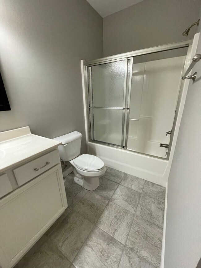 Building Photo - 2 bed/ 2 bath