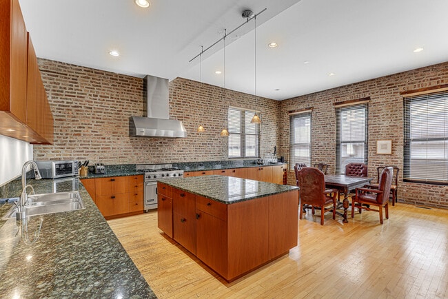 Building Photo - 944 W Lake St