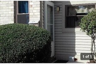 Building Photo - 1624 Valley Dr