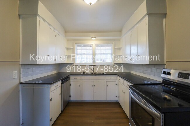 Building Photo - Cozy 2 Bedroom 1 Bathroom Home In Kendall-Whittier