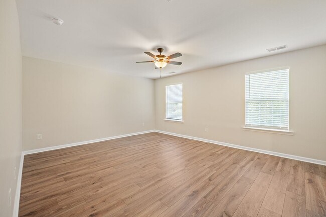 Building Photo - Stunning New Home in Enclave section Chateau