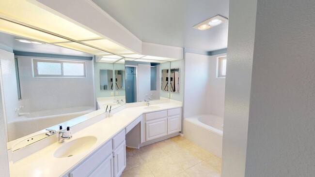 Building Photo - Spacious 3 bedroom | Cays with partial oce...