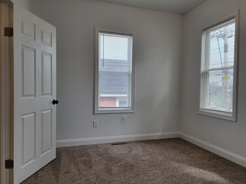 Building Photo - 113 E Chestnut St