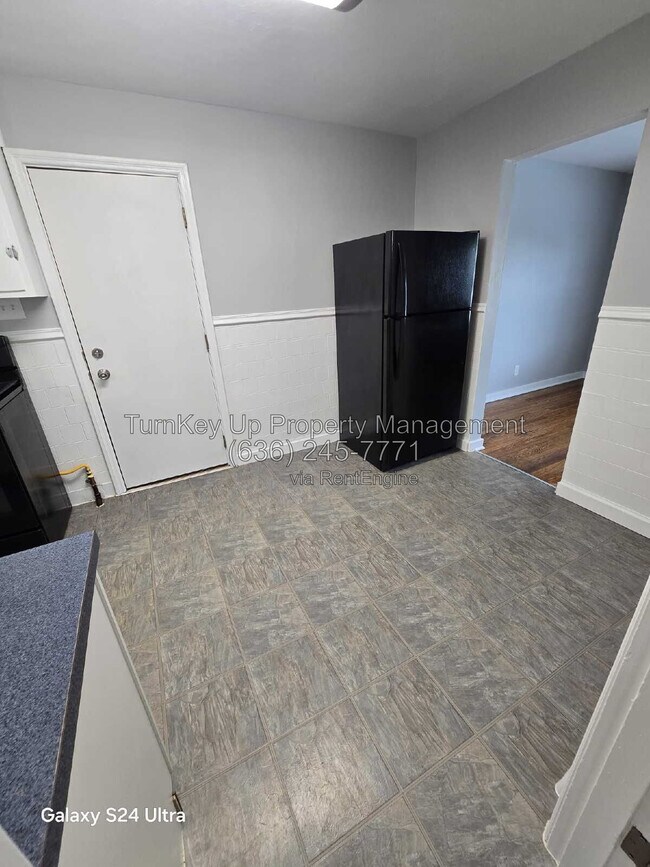 Building Photo - 325 S Marguerite Ave