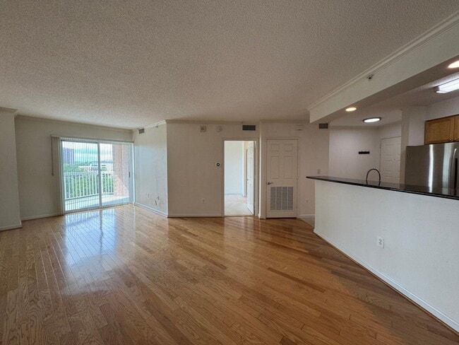 Building Photo - Sun-filled 1 Bed 1 Bath Condo With Private...