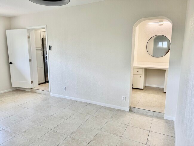 Building Photo - 10 Forest Hills Ln