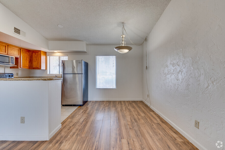 2BR, 2BA - 971SF - Dining Room - Apartments on the Green