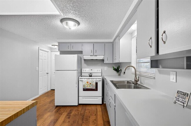 Building Photo - 8905 Tropical Palm Way