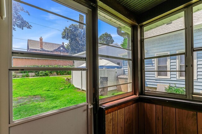 Building Photo - 884 Iglehart Ave