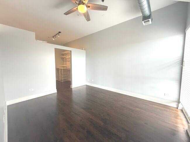 Building Photo - 1000 E 53rd St
