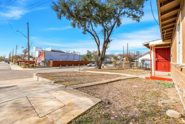 Building Photo - 512 S Monumental St