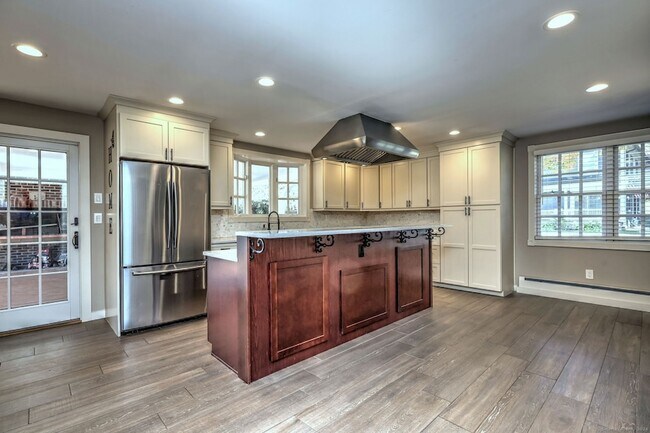 Building Photo - 1591 Huntington Turnpike