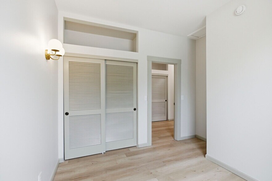 Building Photo - 2387 NW Thurman St