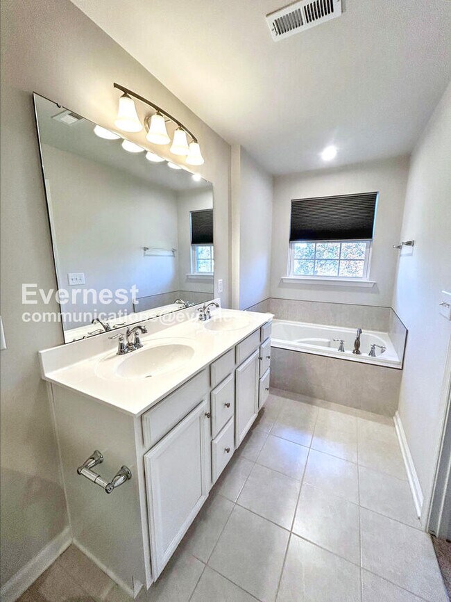 Building Photo - 4 Bed/3.5 Bath Townhome with Garage / Pet-...