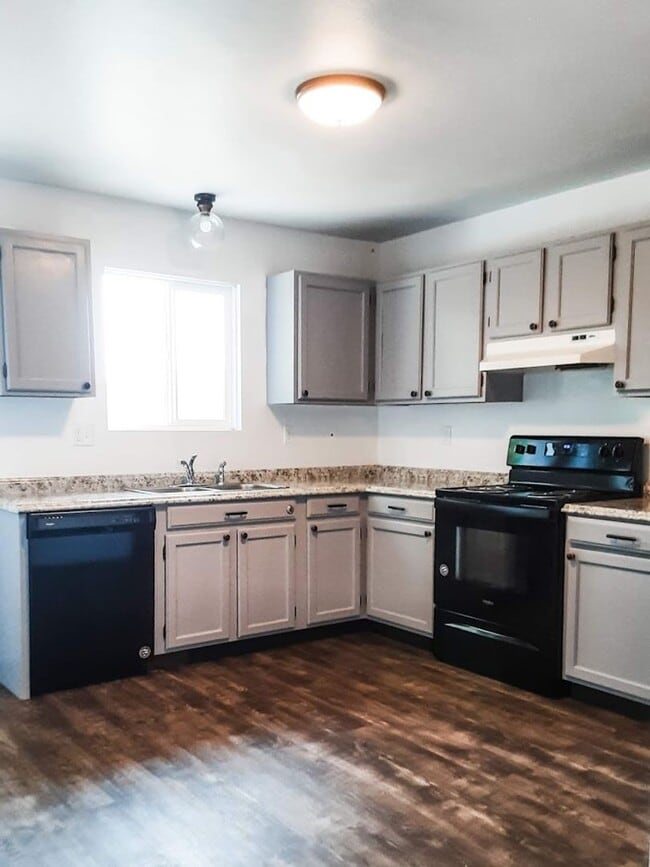 Building Photo - 4 Bed/ 2 Bath Townhome!