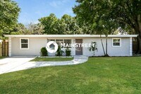 Building Photo - 3 Bedroom Pet-Friendly Home in Tampa, FL with Main Street Renewal