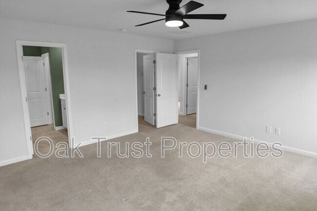 Building Photo - 821 Redbud Ln