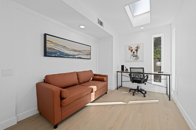 Building Photo - 352 Forest Hills Dr