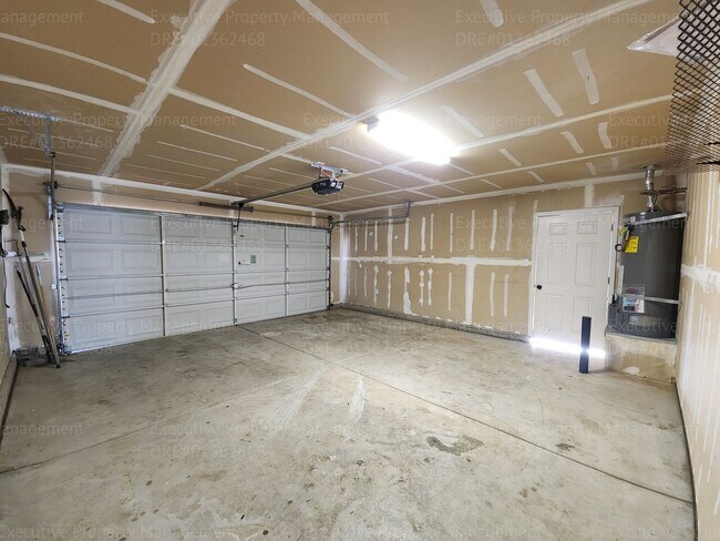 Building Photo - 5 bedrooms/ 2 baths Location Olive Dr/ Old...