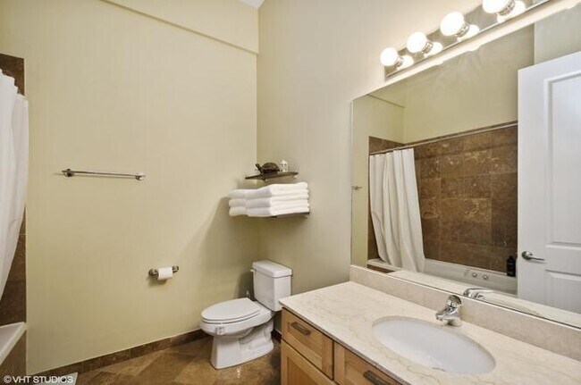 Building Photo - 902 N Elston Ave