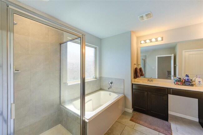Building Photo - 9011 Hemlock Dr