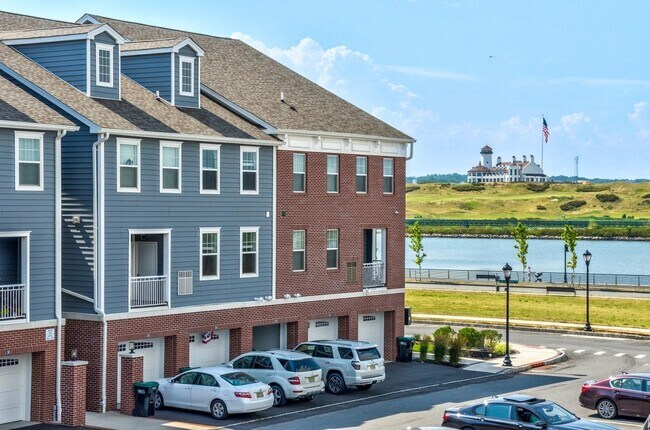 Building Photo - 150 Goldsborough Dr