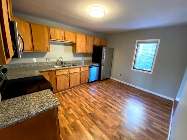 Building Photo - 669 Laurel Ave