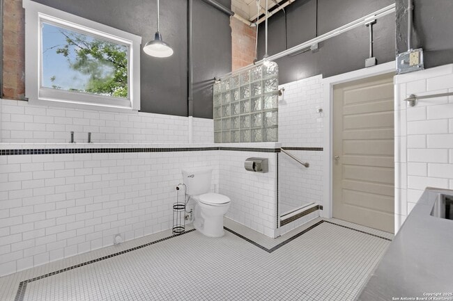 Building Photo - 3363 E Commerce St