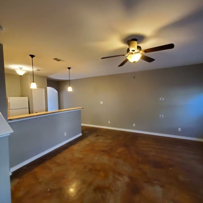 Building Photo - Beautiful Town Home