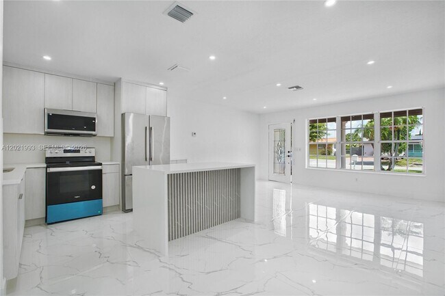Building Photo - 630 W 72nd Pl
