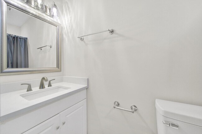 Building Photo - Beautifully Renovated Three Bed Two Bath R...