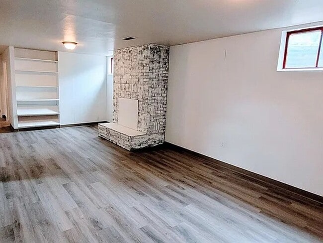 Building Photo - 1321 Lakewood Dr