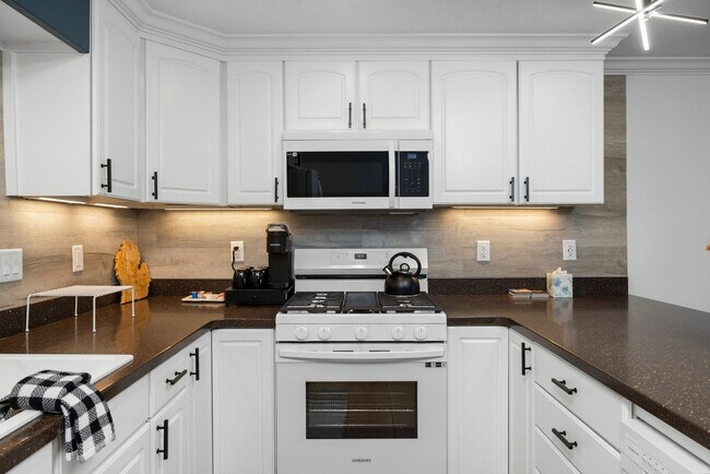 Building Photo - 7633 S W Bay Shore Dr