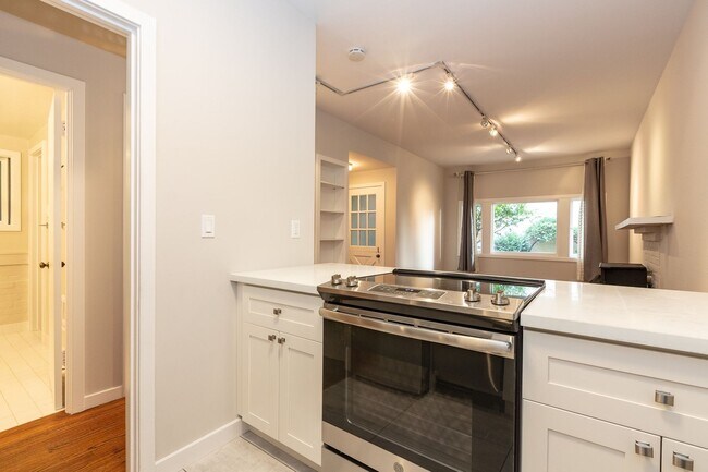 Building Photo - Pacific Heights: Remodeled Garden Apartment w/ Shared Patio One Block from the Presidio