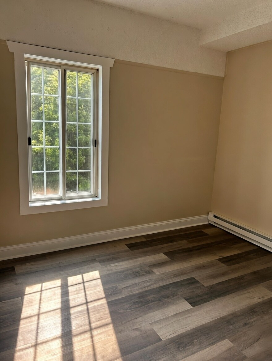 Building Photo - 10102 Main St