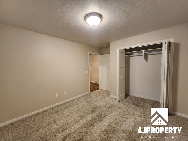 Building Photo - 3-bedroom 2-bathroom townhome