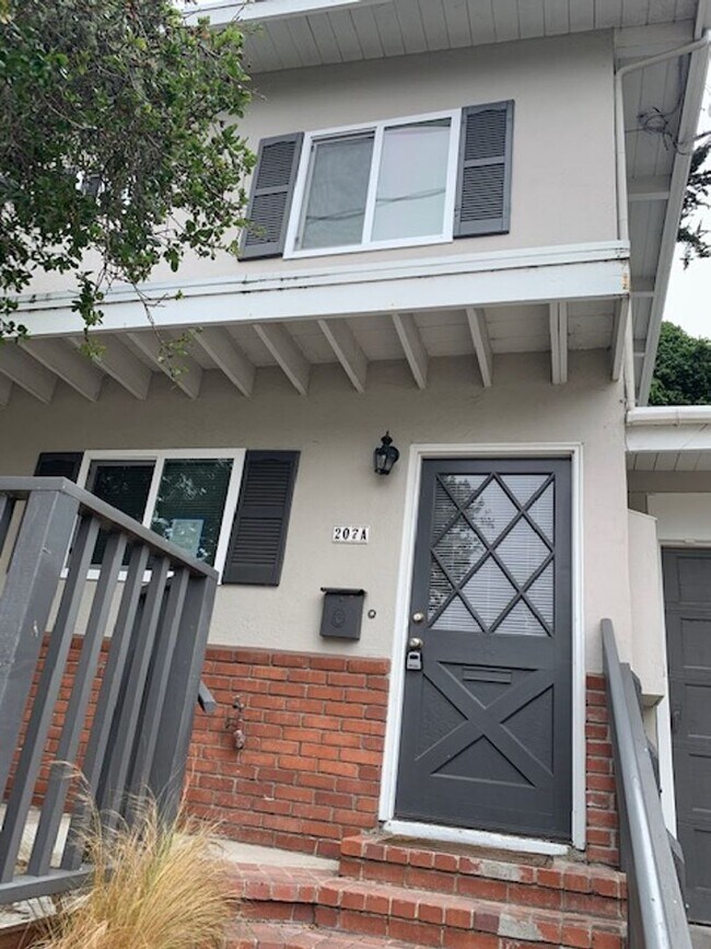 Primary Photo - 8th Street (207)